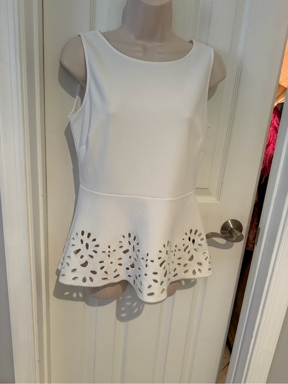Boston Proper Beyond Travel White Peplum Laser-Cut Top in Small - Picture 8 of 9